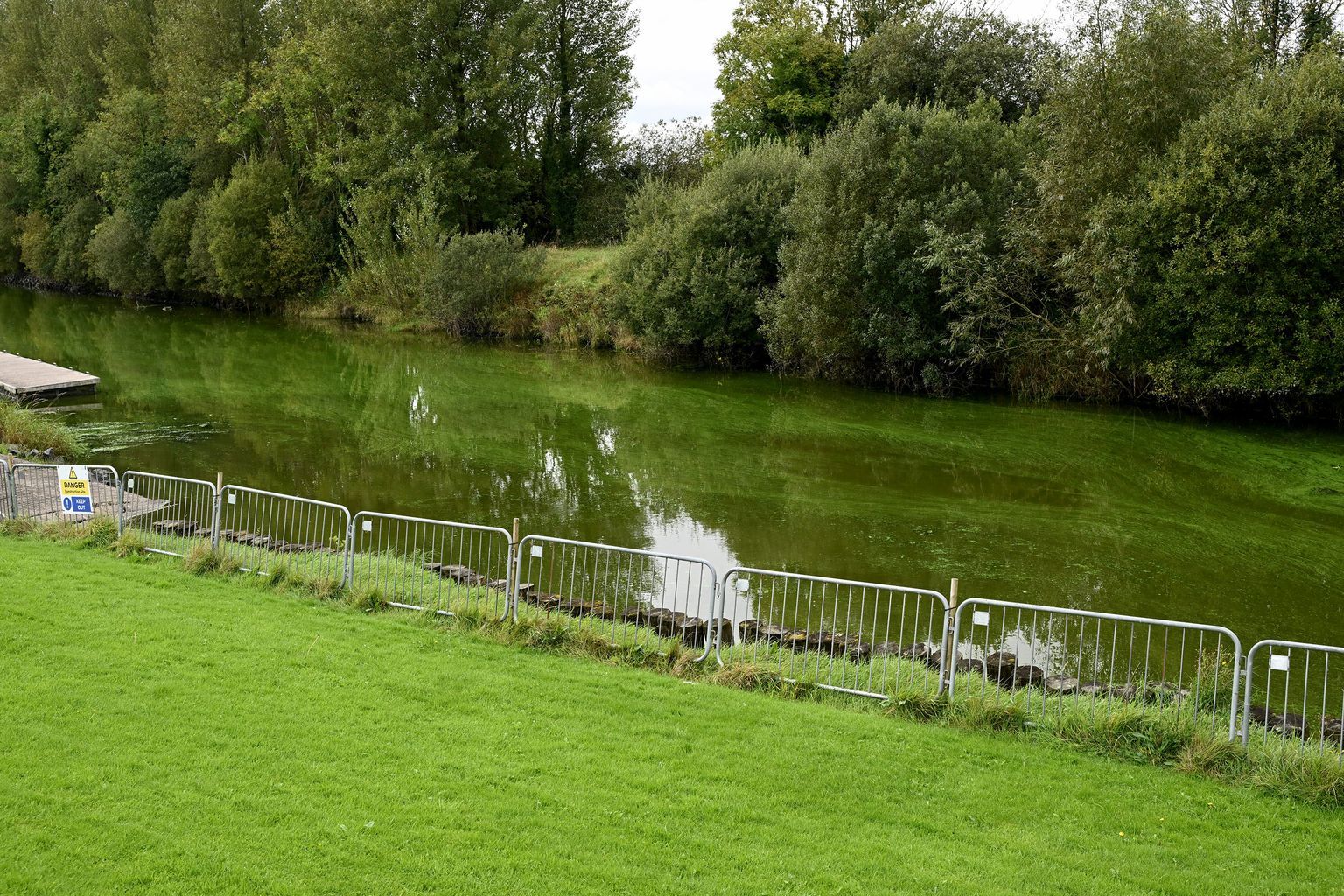 concerns-raised-about-possible-algae-poisoning-in-uk-s-largest